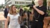 La ministra de Relaciones Exteriores de Canadá, Chrystia Freeland, caminanado hacia los medios de comunicación que la esperaban el pasado 28 de agosto.
