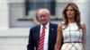 La primera dama Melania Trump camina junto al presidente en el Jardín Sur de la Casa Blanca.