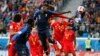 El francés Samuel Umtiti, (5) dirige la pelota para marcar el gol de apertura del juego durante el partido semifinal entre Francia y Bélgica en la Copa Mundial de fútbol 2018 en el estadio de San Petersburgo en San Petersburgo, Rusia, martes 10 de julio , 2018. (AP Photo / Natacha Pisarenko)