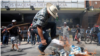 Un seguidor del candidato opositor a la presidencia de Honduras Salvador Nasralla salta sobre imágenes en llamas del mandatario y candidato Juan Orlando Hernández, mientras espera lso resultados oficiales de la elección Tegucigalpa, Honduras, 29 de noviem