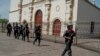 Los estudiantes fueron trasladados a la Catedral Metropolitana de Managua, donde se reunirán con representantes de la Comisión Interamericana de Derechos Humanos (CIDH) y se entregarán a sus padres. 