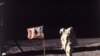 L'astronaute Edwin E. "Buzz" Aldrin Jr. pose pour une photo à côté du drapeau américain déployé sur la lune lors de la mission Apollo 11 du 20 juillet 1969. (Photo AP / NASA / Neil A. Armstrong)