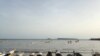 Des pirogues à la plage de Soumbédioune, une des places fortes de la pêche à Dakar. (archives VOA) 