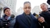 前纽约州众议院议长萧华（Sheldon Silver，中）在离开联邦法庭时被记者包围（2015年2月24日）