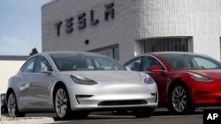 Archivo - Concesionario Tesla en Littleton, Colorado