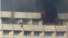 Un hombre intenta escapar del hotel Intercontinental de Kabul durante un ataque de hombres armados, en Kabul, el 21 de enero de 2018. REUTERS / Omar Sobhani
