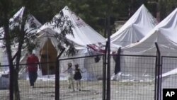 2 zarokên Sûrî li kampa panaberan ya li Tirkîyê dilîyzin.Yayladagi, Hatay, Tirkîye