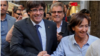 En la imagen, el destituido presidente catalán, Carles Puigdemont, saluda a una partidaria en Girona, el 28 de octubre de 2017.