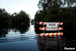 La carretera estatal 76 está bloqueada por las inundaciones tras el huracán Florence en Fair Bluff, Carolina del Norte, el martes, 18 de septiembre de 2018.