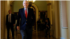 En la imagen, el líder republicano de la mayoría en el Senado, Mitch McConnell, sale de la cámara durante el debate de una reforma fiscal, en Washington, el 1 de diciembre de 2017