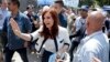 La ex presidenta argentina Cristina Fernández saluda a sus seguidores frente a un tribunal en Buenos Aires, Argentina. 