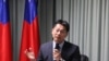 台湾外交部发言人李宪章2018年4月26日回答记者提问（美国之音记者杨明拍摄）
