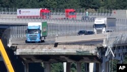 El derrumbe de un tramo de 80 metros (260 pies) del puente Morandi hizo que docenas de autos y tres camiones pesados cayeran al vacío desde una altura de 45 metros.