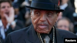 Joe Jackson, padre de la fallecida estrella pop Michael Jackson, en los premios BET en Los Angeles, 28 de junio de 2009. 