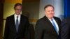 El Secretario de Estado, Mike Pompeo, a la derecha, seguido de Brian Hook, el representante especial para Iran, caminan hacia una rueda de prensa en el Departamento de Estado. 