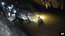 ARCHIVO - En esta foto distribuida por el Centro de Operaciones de Rescate Tham Luang, se ve a rescatistas cuando entran a las grutas donde 12 niños y un adulto se encuentran atrapados. (Centro de Operaciones de Rescate Tham Luang vía AP, Archivo) 