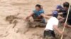 Foto tomada de un video muestra el rescate de una anciana en Lanas del Norte, al sur de Filipinas.