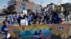 Activistas marchan en Boston, en esta foto de archivo del 1 de mayo de 2018, para protestar por la cancelación del TPS a inmigrantes y pedir aumento del salario mínimo. Foto[ AP/Steven Senne.