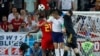 El belga Michy Batshuayi, izquierda, el inglés Eric Dier, centro, el portero belga Thibaut Courtois luchan por el balón durante el partido del grupo G entre Inglaterra y Bélgica en la Copa Mundial de fútbol 2018 en el Estadio Kaliningrado en Kaliningrado, Rusia, el jueves 28 de junio de 2018 . (AP Photo / Hassan Ammar)