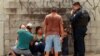 Familiares y vecinos reaccionan ante el hallazgo de 11 personas fallecidas al interior de una vivienda en Ciudad Juárez.