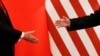 美国总统特朗普2017年11月访华时与中共领导人习近平握手（路透社）