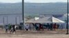 Archivo. Hijos de inmigrantes detenidos juegan al fútbol en una carpa en Tornillo, Texas, el 18 de junio de 2018.