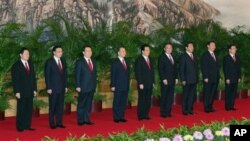 中共17大后九常委亮相，左一为当时的公安部长周永康