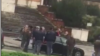 En la imagen, un grupo de personas donde testigos dijeron que un hombre fue detenido en Macerata, Italia, el 3 de feberro de 2018, sacada de un vídeo de redes sociales. 