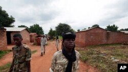 Wapiganaji wa Seleka wakitembea mitaani katika mji wa Bria, Jamhuri ya Afrika ya kati. PICHA: AP
