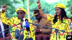 Robert Mugabe, izquierda, y su esposa Grace durante un mitin en Harare, el 8 de noviembre pasado.