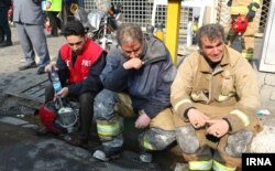 آتش نشانان پس از فروریزی ساختمان پلاسکو و زیر آوار ماندن همکارانشان