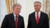 El asesor de seguridad nacional de Estados Unidos John Bolton, izquierda, y el embajador de Estados Unidos en Rusia, Jon Huntsman Jr. (Foto 27 de junio de 2018)
