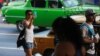 Una mujer usa Internet en su teléfono móvil en un punto de acceso en La Habana, Cuba, el 10 de julio de 2018.