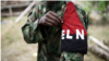 Imagen de archivo de un miembro de la guerrilla del Ejército de Liberación Nacional (ELN), que muestra su brazalete mientras posa para una fotografía en la selva noreste de Colombia, el 31 de agosto, 2017. REUTERS/Federico Ríos