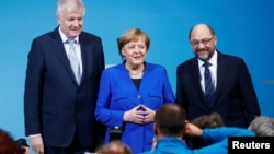 La canciller Angela Merkel,el líder de la Unión Social Cristiana de Baviera, Horst Seehofer, y Martin Schulz, del Partido Social Demócrata posan para una foto durante una conferencia de prensa.