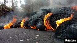Un río de lava avanza en una carretera de Pahoa, Hawái, EE.UU. Mayo 17 de 2018.