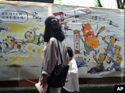 1996年3月23日，台北一个市场上的漫画。左侧漫画上有江泽民。右侧漫画上，台湾总统李登辉（右）安抚他的竞争对手说，他有18套办法对付中国导弹。