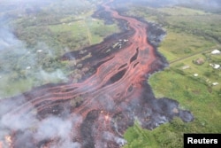 Un enorme río de lava del volcán Kilauea de Hawái fluye hacia el océano, en esta foto tomada desde un helicóptero el 19 de mayo de 2018.
