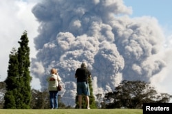 ARCHIVO- Una nube de ceniza es lanzada por el volcán Kilauea desde el crater Halemaumau cerca de la comunidad de Volcán, en Hawá. Mayo 19, 2018.