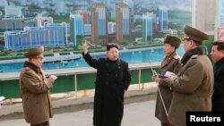 朝鲜中央通讯社的照片显示金正恩在访问科学家大街的建筑工地时对军人讲话（2015年2月15日）
