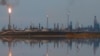 Las refinerías en Venezuela están operando a un tercio de su capacidad y sus trabajadores están renunciando por miles.