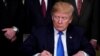 El presidente de EE. UU., Donald Trump, firma un memorando sobre aranceles de propiedad intelectual para productos de alta tecnología de China, en la Casa Blanca en Washington, DC, EE.UU., 22 de marzo de 2018.
