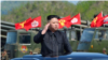 El líder de Corea del Norte, Kim Jong Un, inspecciona los lanzadores de artillería antes de un simulacro militar que marca el 85 ° aniversario del establecimiento del Ejército Popular de Corea (APC) el 25 de abril de 2017. KCNA / File Photo a través de RE