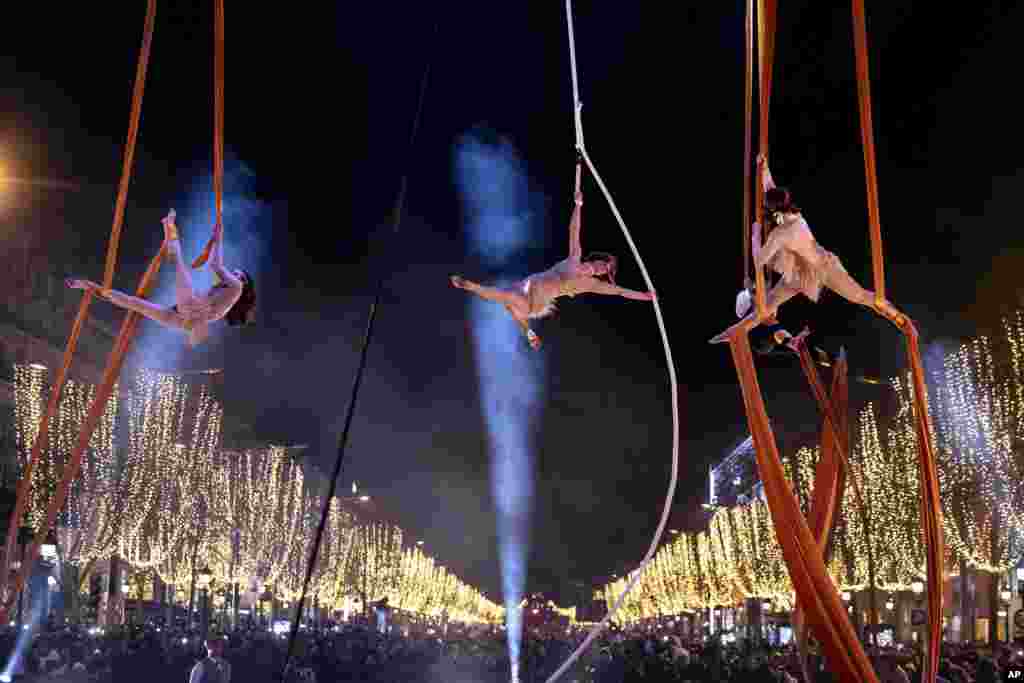 ပြင်သစ်နိုင်ငံ၊ ပါရီမြို့တော်ရဲ့ &zwnj;အထင်ကရ ရှောင်ဇေလီဇေးလမ်းမကြီးပေါ်မှာ နှစ်ကူးကြိုည ပျော်ပွဲရွှင်ပွဲတွေ ကျင်းပပြီး နှစ်သစ်ကူးပြောင်းချိန်ကို စောင့်ကြိုခဲ့ကြပါတယ်။ ဒီဇင်ဘာ ၃၁၊ ၂၀၂၃&nbsp;
