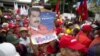 Un partidario del presidente venezolano, Nicolás Maduro, muestra su imagen durante un mitin en Caracas, Venezuela, el lunes 13 de agosto de 2018. 