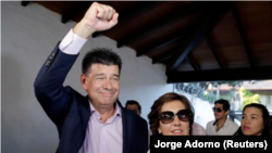 El candidato opositor a la presidencia de Paraguay, Efraín Alegre, saludando a su llegada a una reunión con medios de prensa en Asunción, abr 22, 2018. REUTERS/Jorge Adorno