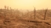 Colinas calcinadas al oeste de Redding, California, EE.UU. el 28 de julio de 2018, luego del paso del incendio Carr que ha dejado hasta ahora 5 víctimas, entre ellas una anciana y sus dos bisnietos. Más de 38.000 personas han sido evacuadas. REUTERS / Bob Strong -