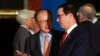 El presidente del Banco Mundial, Jim Yong Kim, habla con el Secretario del Tesoro de Estados Unidos, Steven Mnuchin, mientras Christine Lagarde, Directora Gerente del Fondo Monetario Internacional, camina detrás de ellos luego de la foto oficial en la Reunión de Ministros de Finanzas del G20 en Buenos Aires, Argentina, 21 de julio de 2018 . REUTERS / Marcos Brindicci.