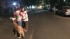 Habitantes de Ciudad de México salieron a las calles la madrugada de este lunes 19 de febrero, tras otro fuerte sismo que hizo oscilar los edificios de la capital. No hubo reportes de daños.