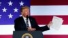 El presidente Donald Trump muestra una lista de los logros de su administración, en el Carmel Country Club en Charlotte, Carolina del Norte.